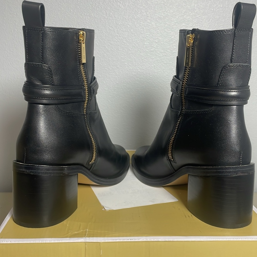 MICHAEL KORS OUTLET
Mindy Leather Ankle Boot
Women’s size 8.5 M - Picture 2 of 8